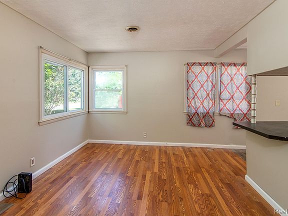 5th image of 3418 Marmion Ave