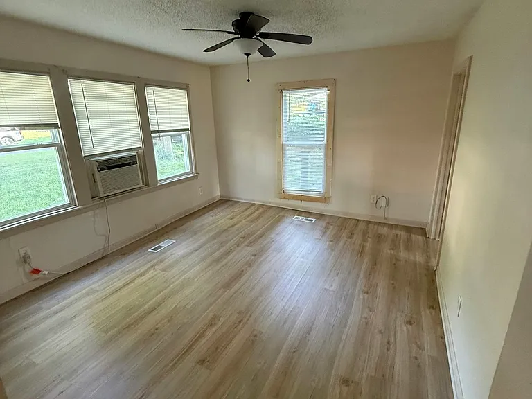 516 S Oak St #A — Photo 3