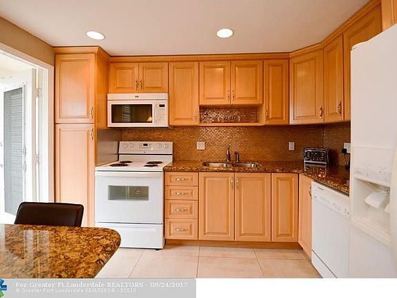 3rd image of 2901 S Palm Aire Dr APT 409