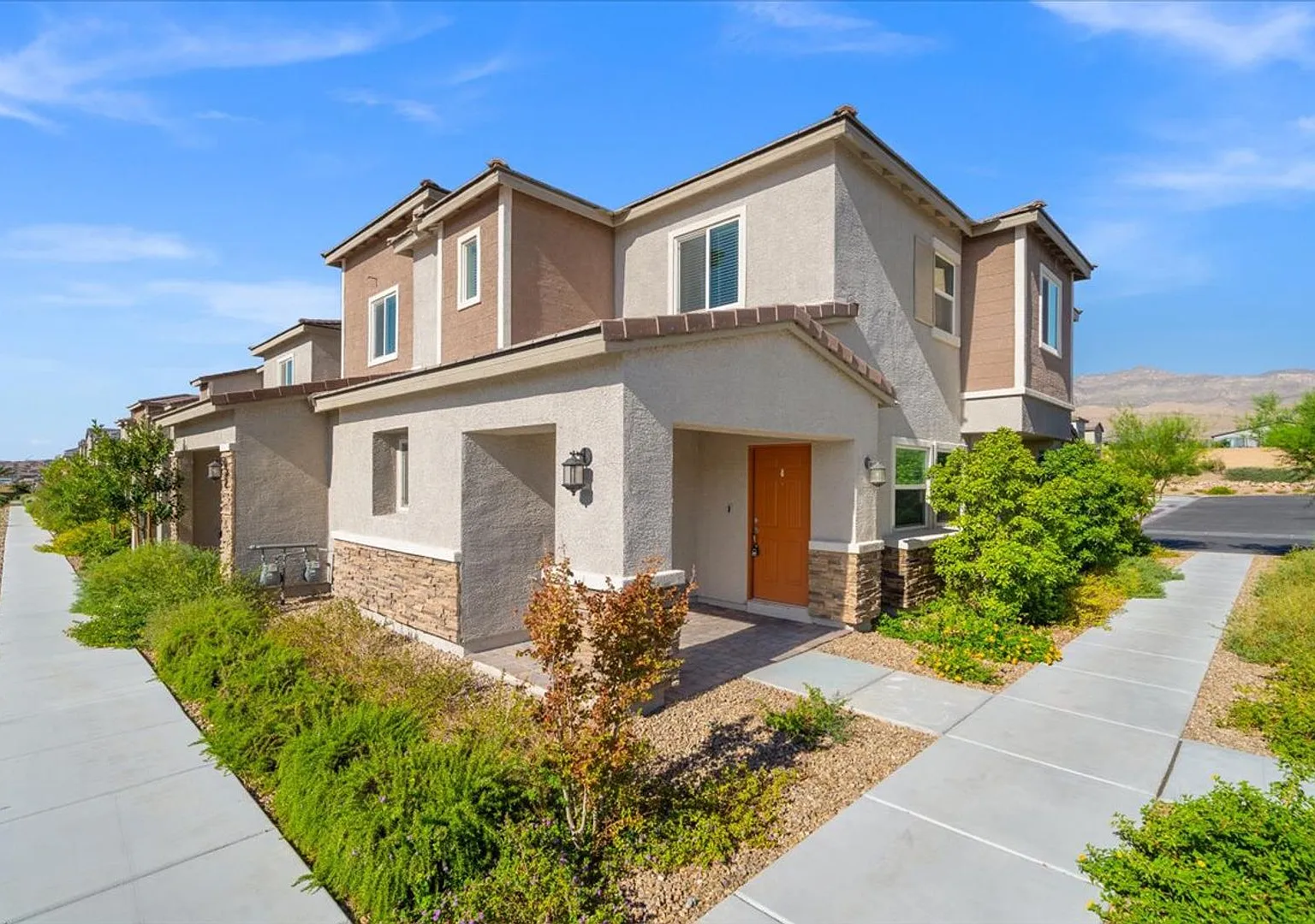 4bd End-Unit Gated Townhome with Stylish Finishes — Photo 1