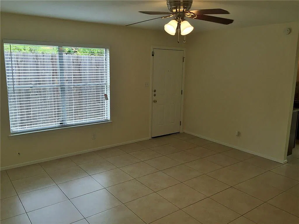 2 bed, 1.5 bath, 3920 sqft, $1,350 — Photo 4