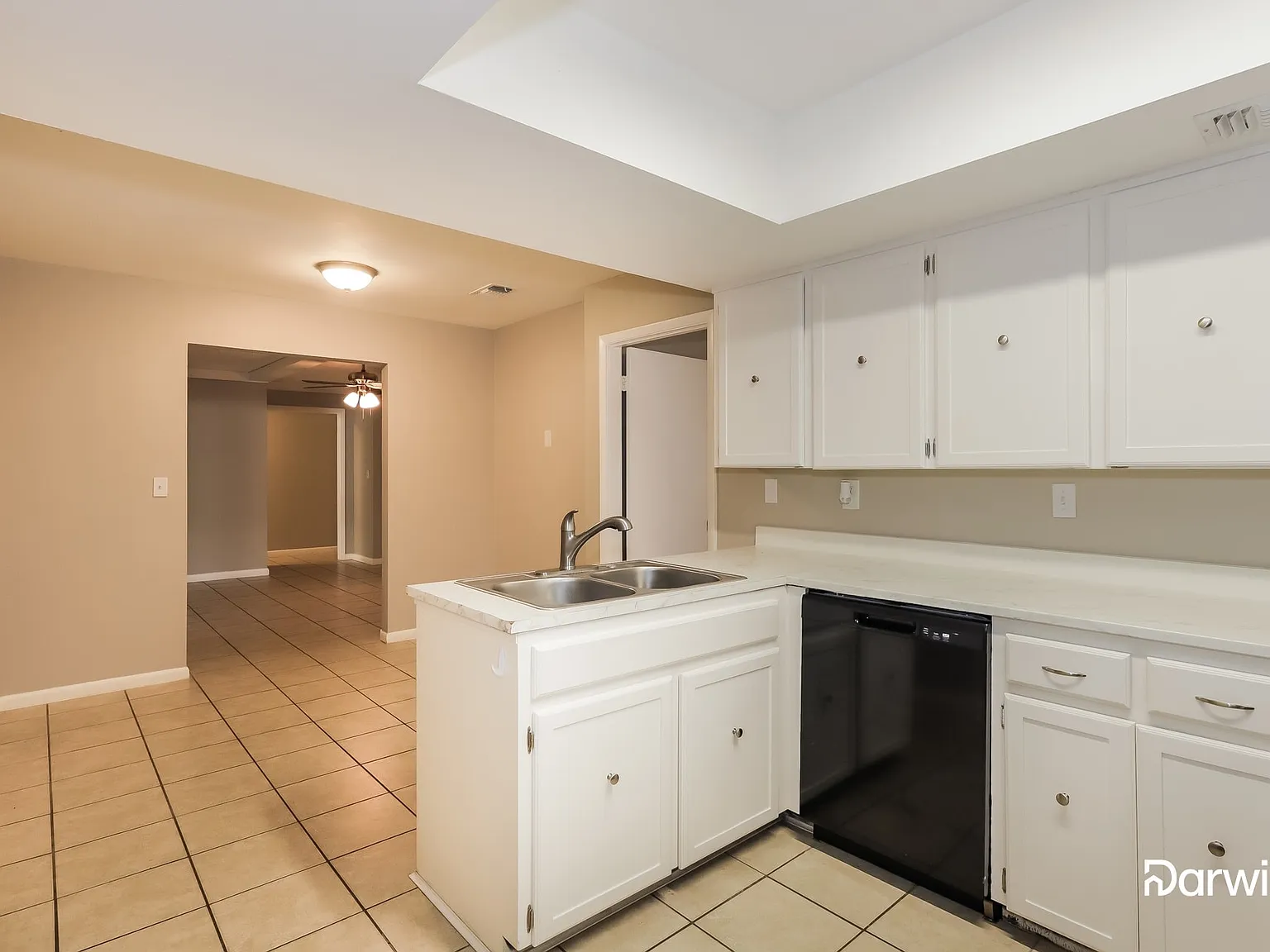 4 bed, 2.5 bath, 2360 sqft, $2,670 — Photo 4