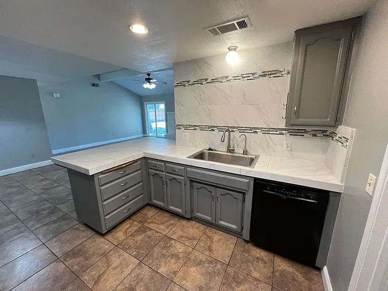 4907 W Howard Ave — Photo 7