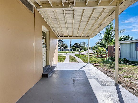 3rd image of 181 SE Solaz Avenue