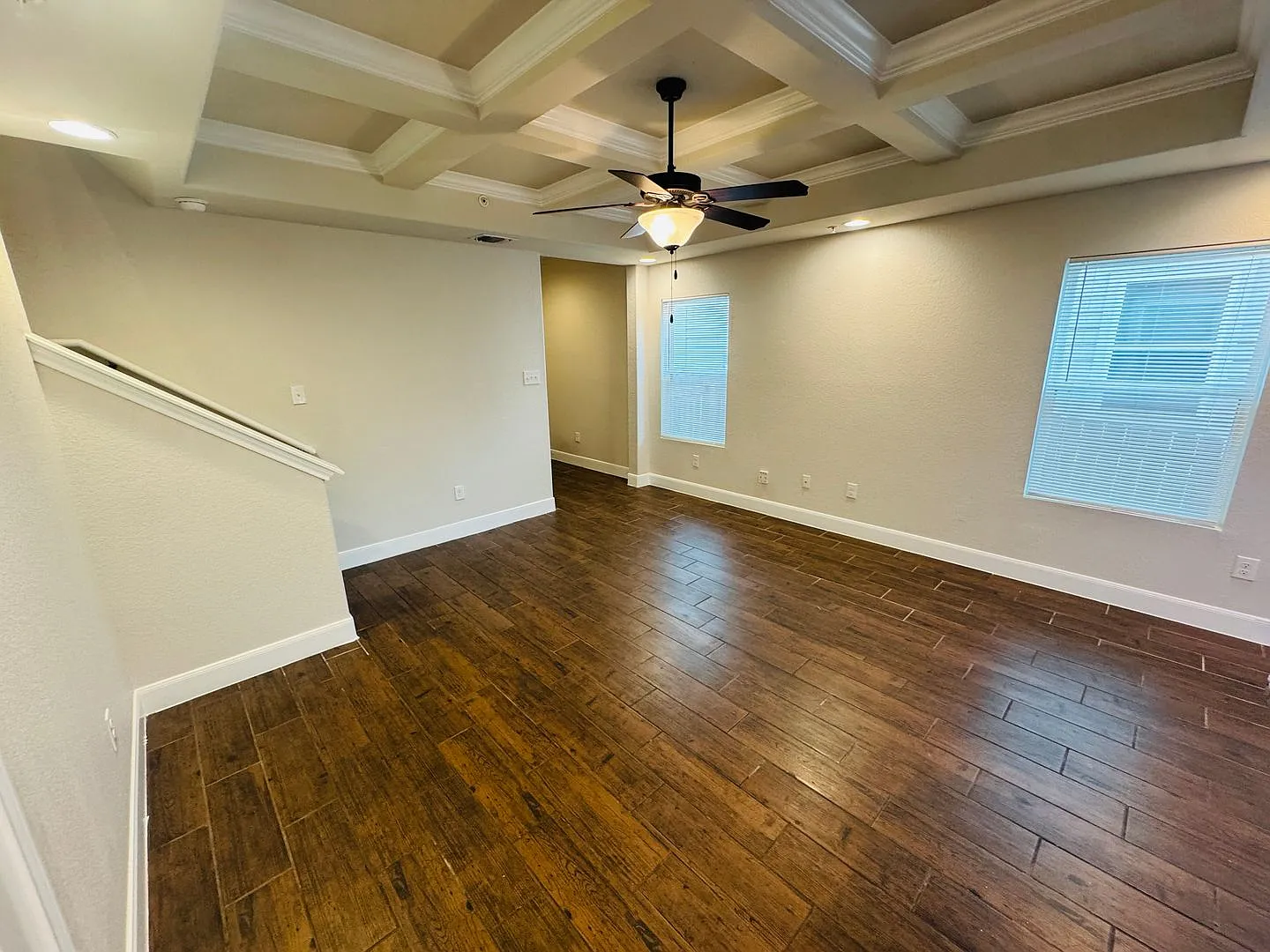 Beautiful modern town house right off of Judson & close to Nacogdoches — Photo 3