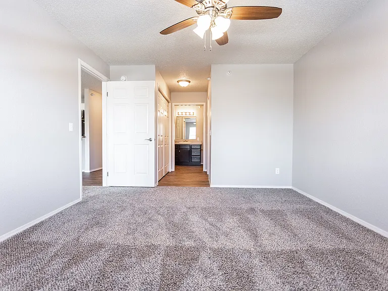 Royal Oak Apartments — Photo 8