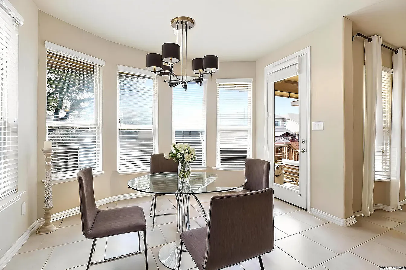 4 bed, 2.5 bath, 2809 sqft, $2,800 — Photo 2