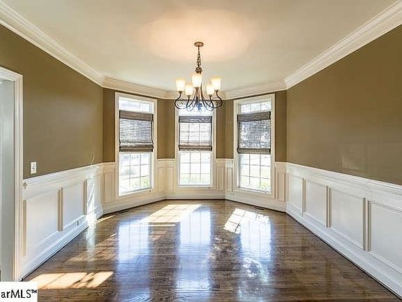 3rd image of 221 Bergen Ln