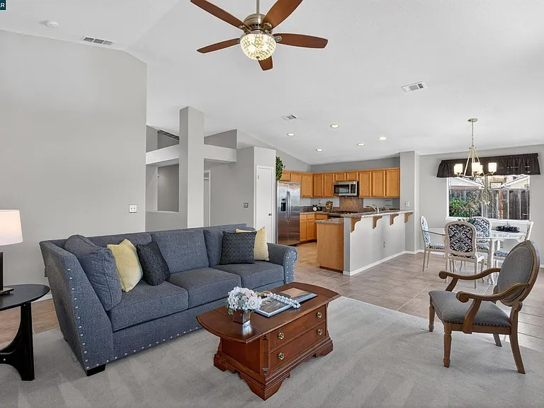 549 Burdick Dr — Photo 4