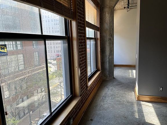 4th image of 1601 Washington Ave Unit 402
