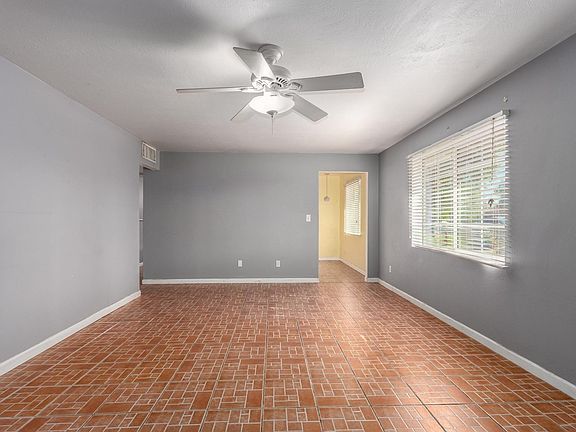 2nd image of 3044 W Mariposa St