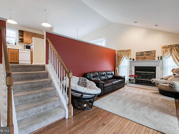 2nd image of 19 Thornberry Ln