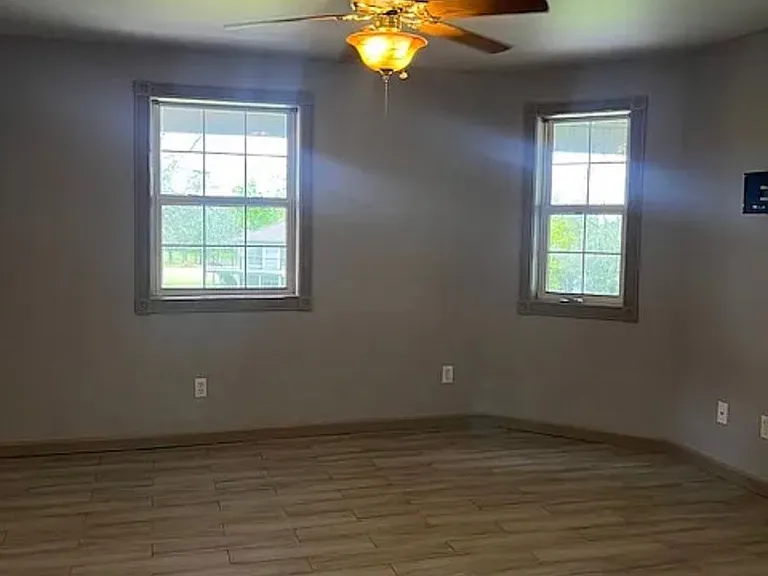 877 Conifer Ln — Photo 3