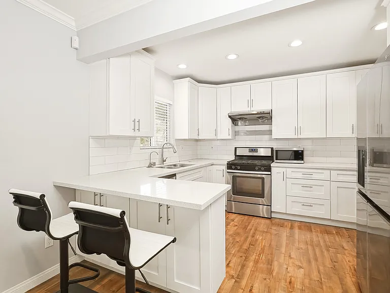 6528 Beeman Ave — Photo 3