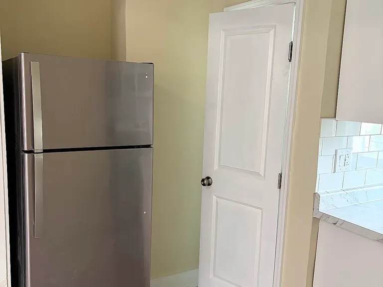 537 49th St #4R — Photo 3