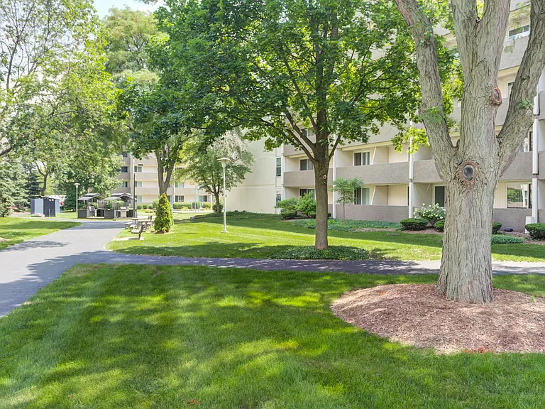 Park Towers Apartments — Photo 15