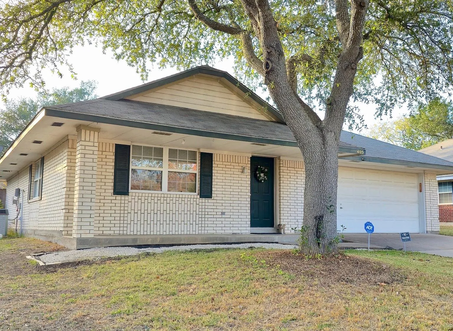 3 bed, 1.0 bath, 1094 sqft, $1,650 — Photo 2
