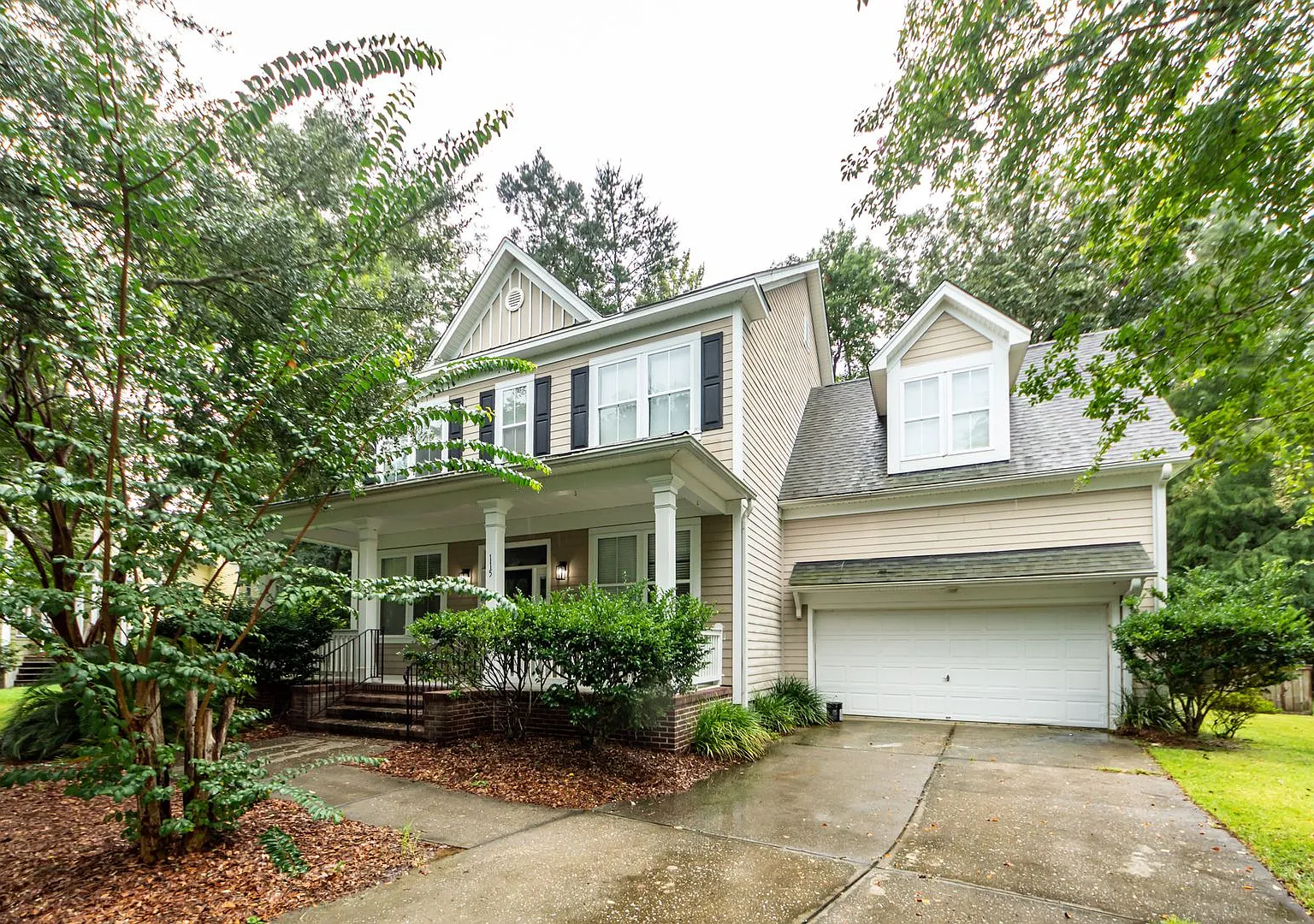 4 Bedroom, 3.5 Bathroom Home in Legend Oaks Plantation - Summerville — Photo 2