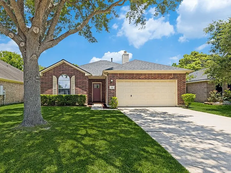 1110 Chase Park Dr — Photo 1