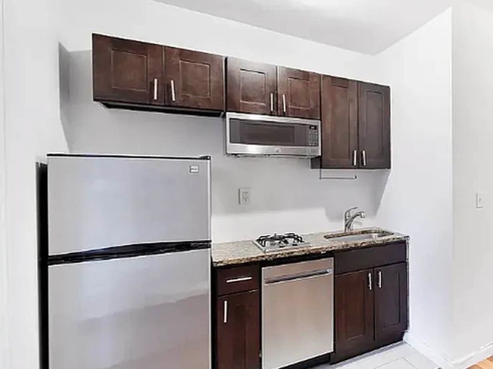 2nd image of 34 Saint Marks Pl APT 7