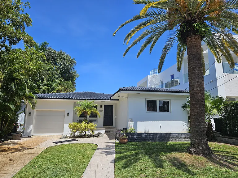 9557 Carlyle Ave — Photo 1