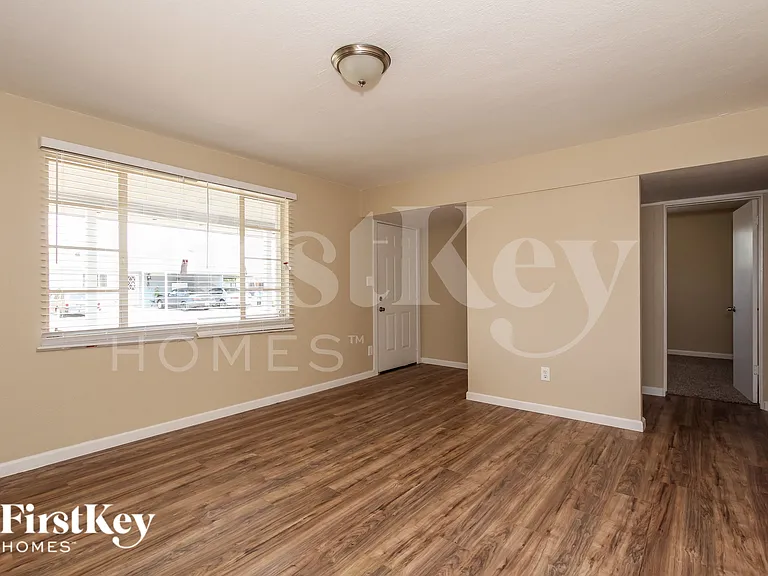 2919 W Seldon Ln — Photo 3