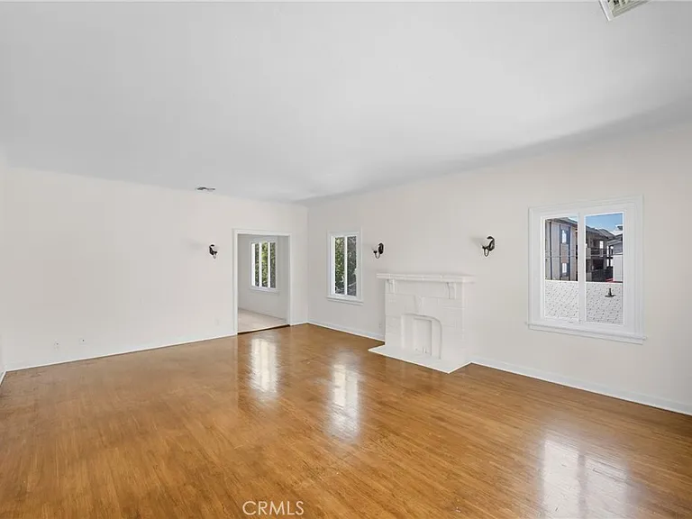 216-218 E Windsor Rd #3 — Photo 3