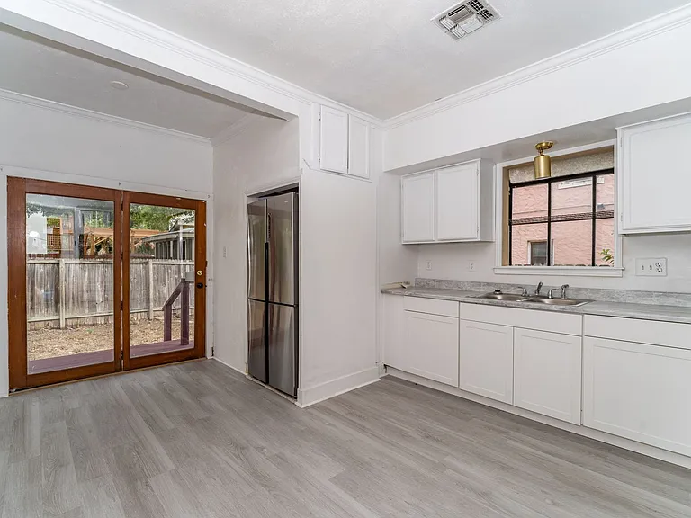 469 E Magnolia Ave — Photo 12