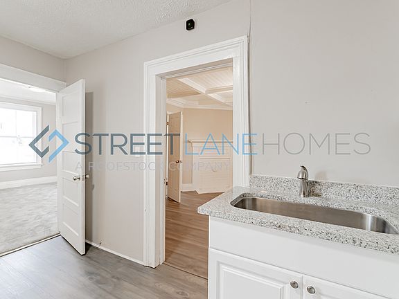 5th image of 302 Kershaw St NE