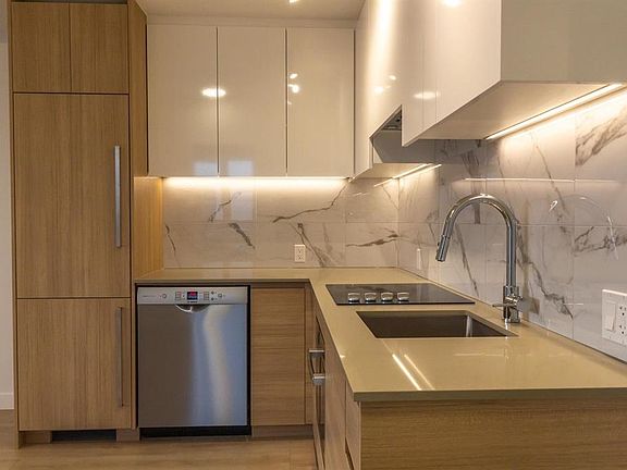 3rd image of 10626 City Pkwy #1405