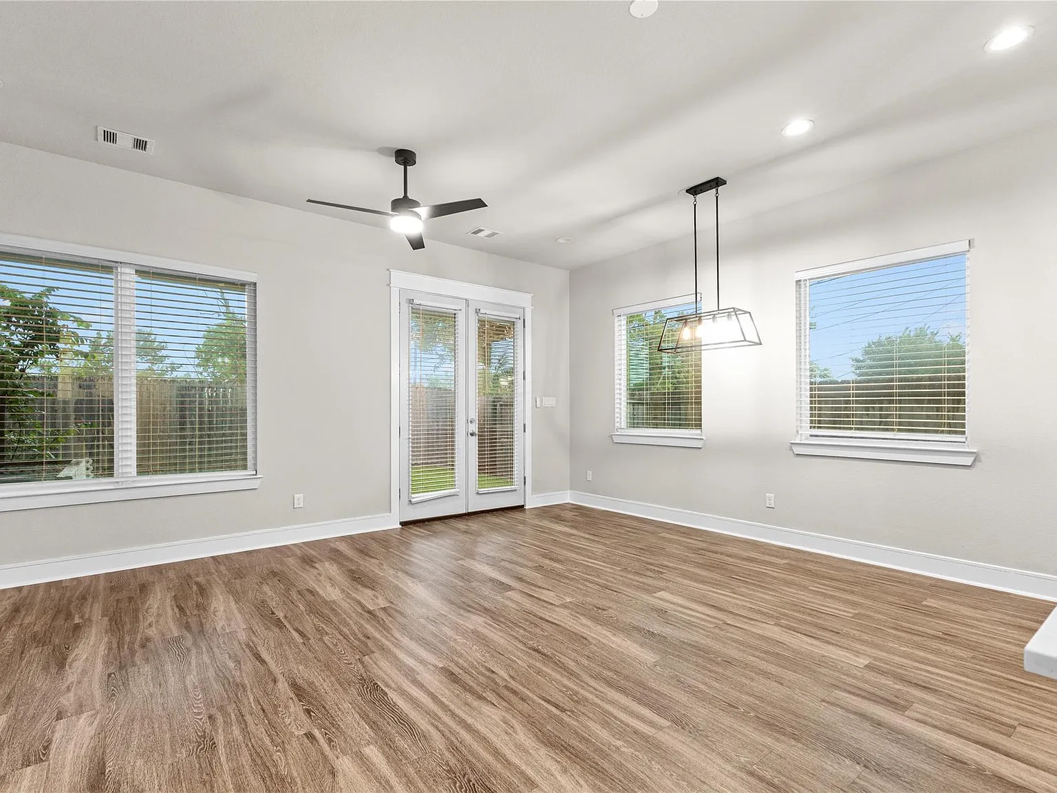 3 bed, 2.5 bath, 1828 sqft, $1,950 — Photo 3