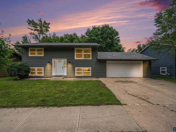3808 S Palisade Ln, Sioux Falls, SD 57106
