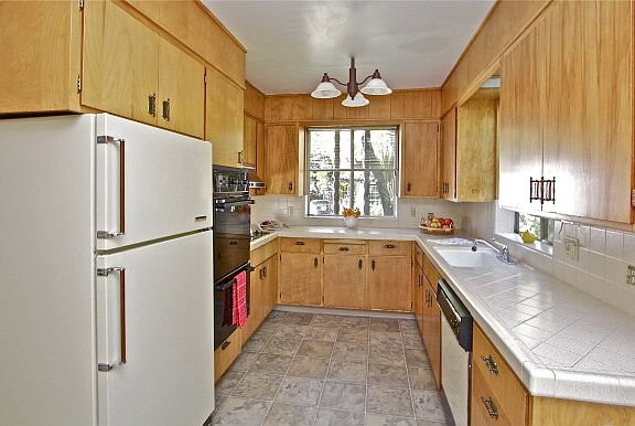 4th image of 64 Hawthorne Ave
