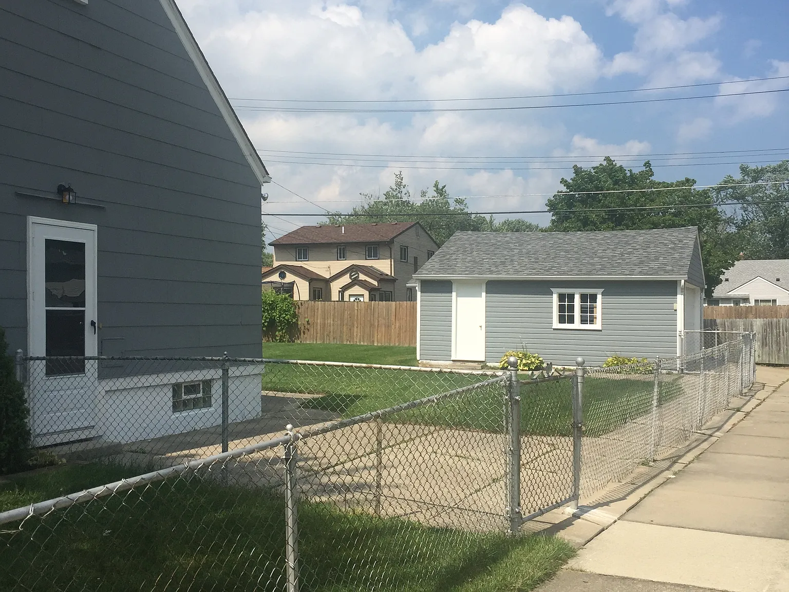 3 bed, 914 sqft, $2,000 — Photo 2