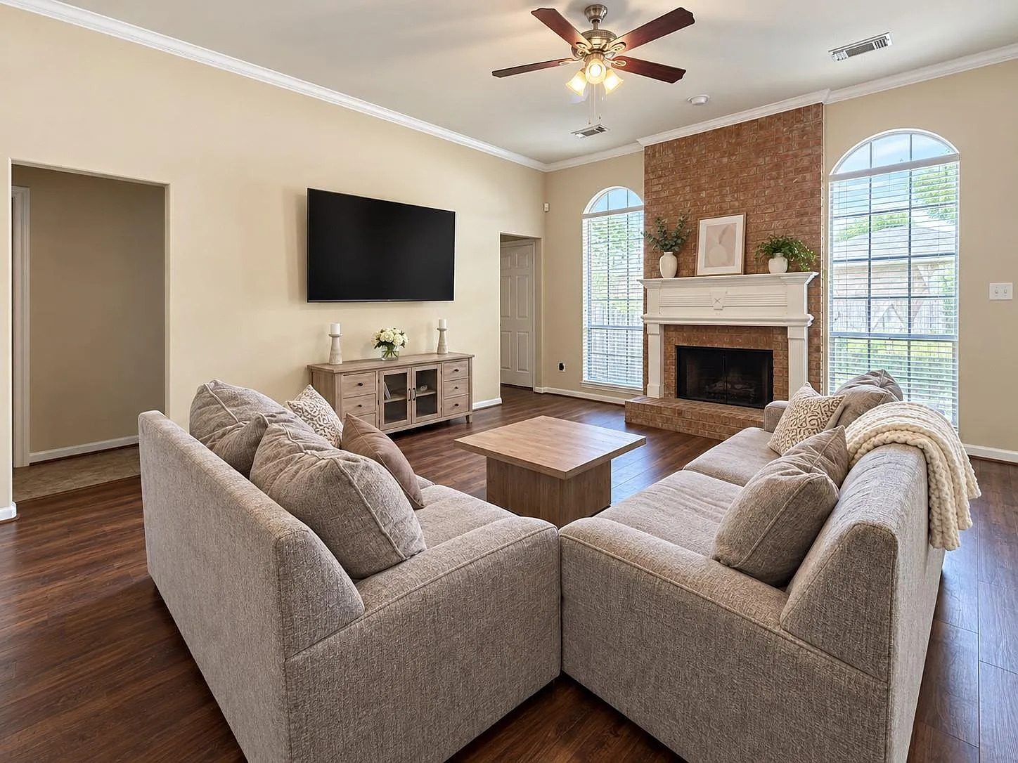 4 bed, 2.5 bath, 2077 sqft, $2,500 — Photo 3
