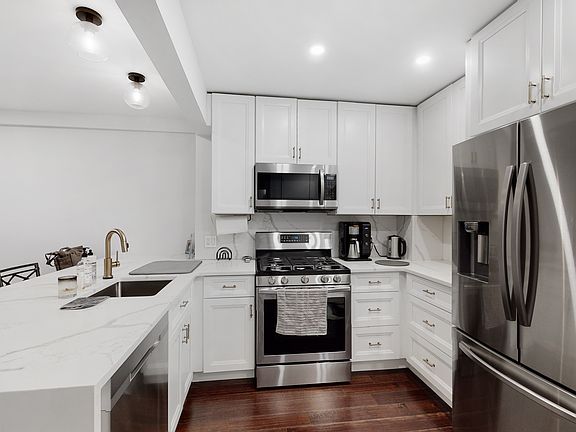 4th image of 165 Christopher St #2X