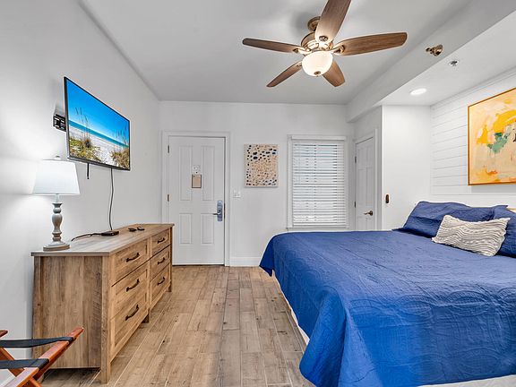 4th image of 114 Carillon Market St #211