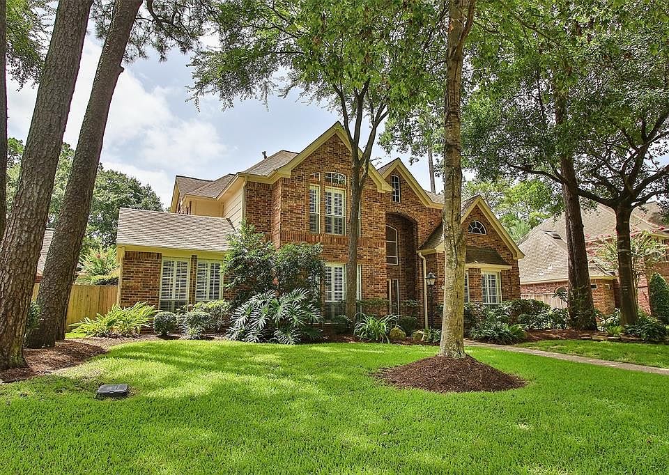 Gorgeous 4 bedroom/3.5 bath home in Champions Park North. Did not flood!