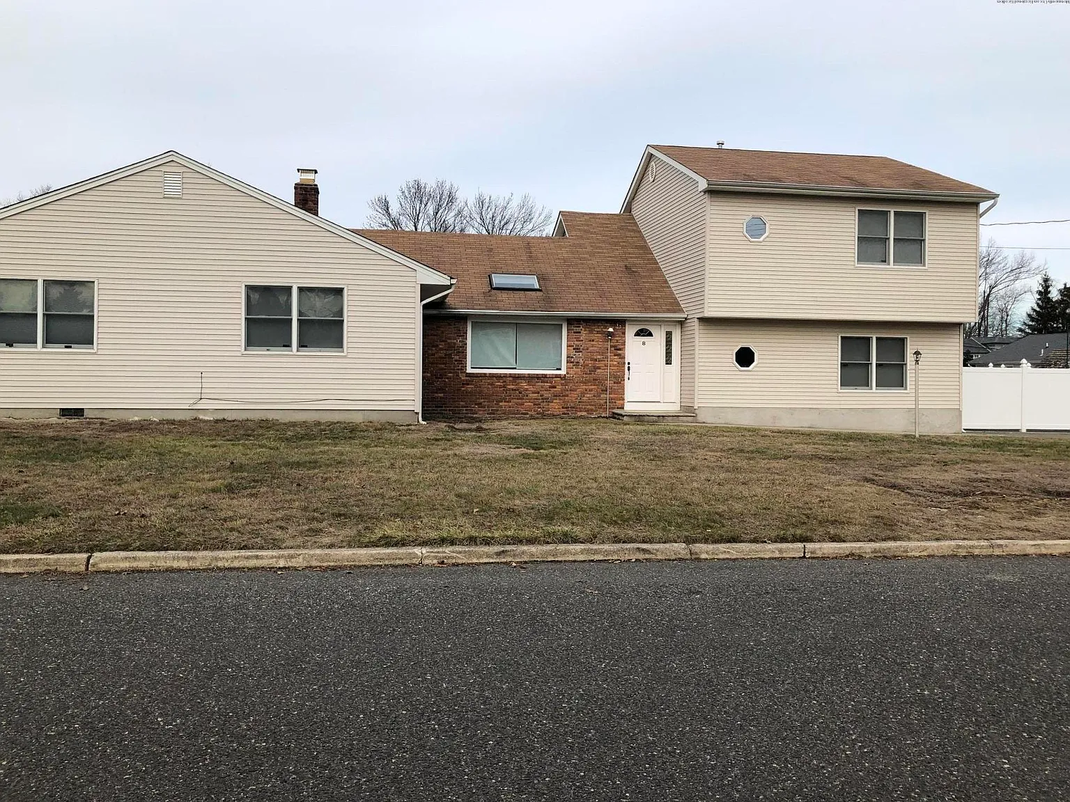 6 bed, 4.5 bath, 3294 sqft, $3,900 — Photo 1