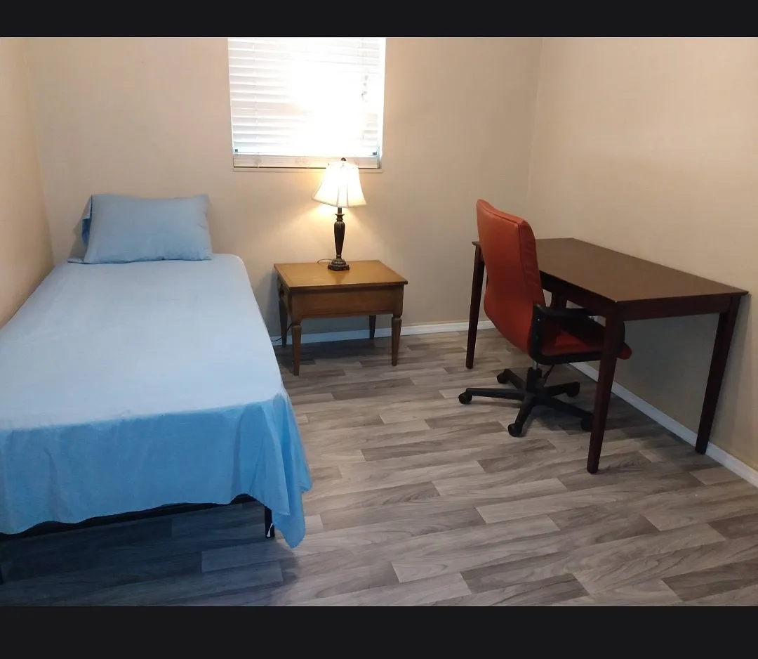 5 bed, 1200 sqft, $900 — Photo 3