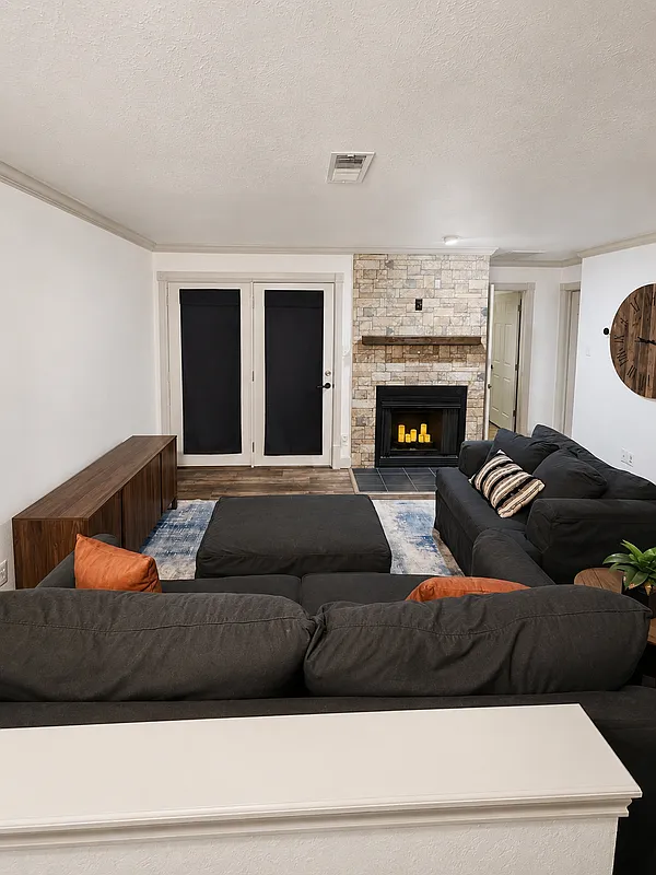 3 bed, 2.0 bath, 1374 sqft, $3,600 — Photo 2