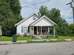 211 S Locust St, Carrollton, MO 64633