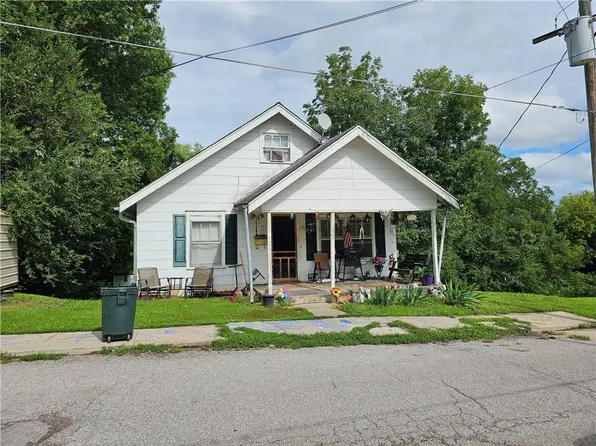 211 S Locust St, Carrollton, MO 64633