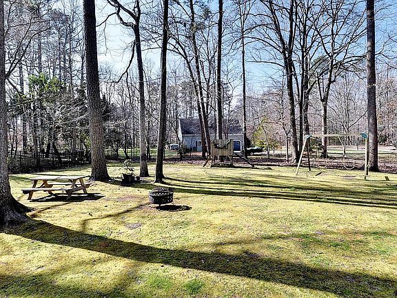 Large Gorgeous Yard w/ Fort 