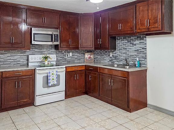 5th image of 1402 Springwood Ln