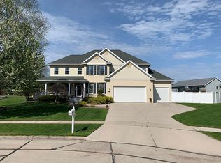 2111 Hunters Ridge Ct, Manitowoc, WI 54220