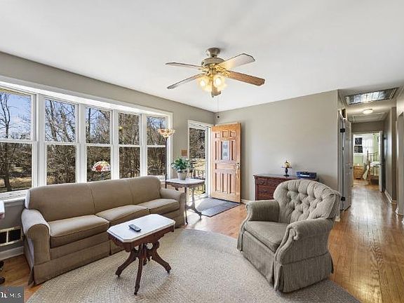 3rd image of 2019 Valley Rd