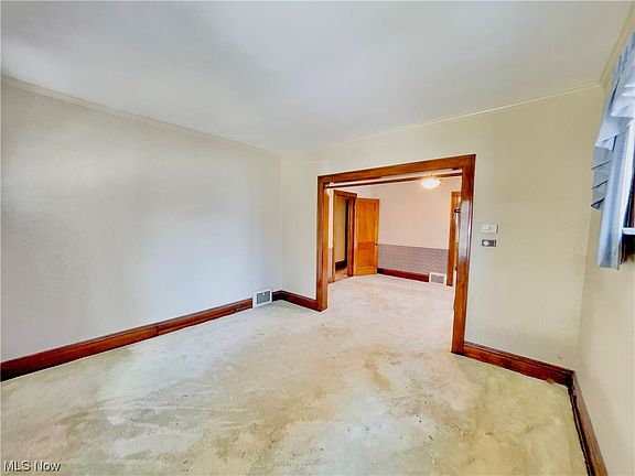 5th image of 2083 Clarence Ave