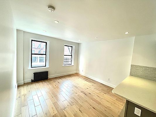 3rd image of 361 E 50th St APT 2D