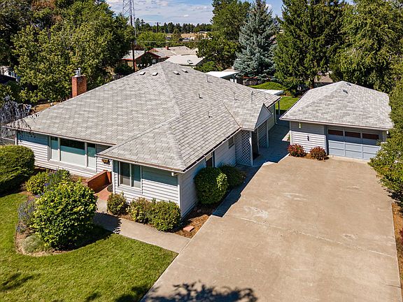3rd image of 549 NE Lookout Ave